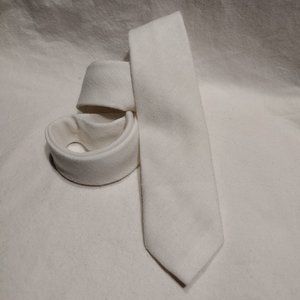 Surrey || White Linen Tie